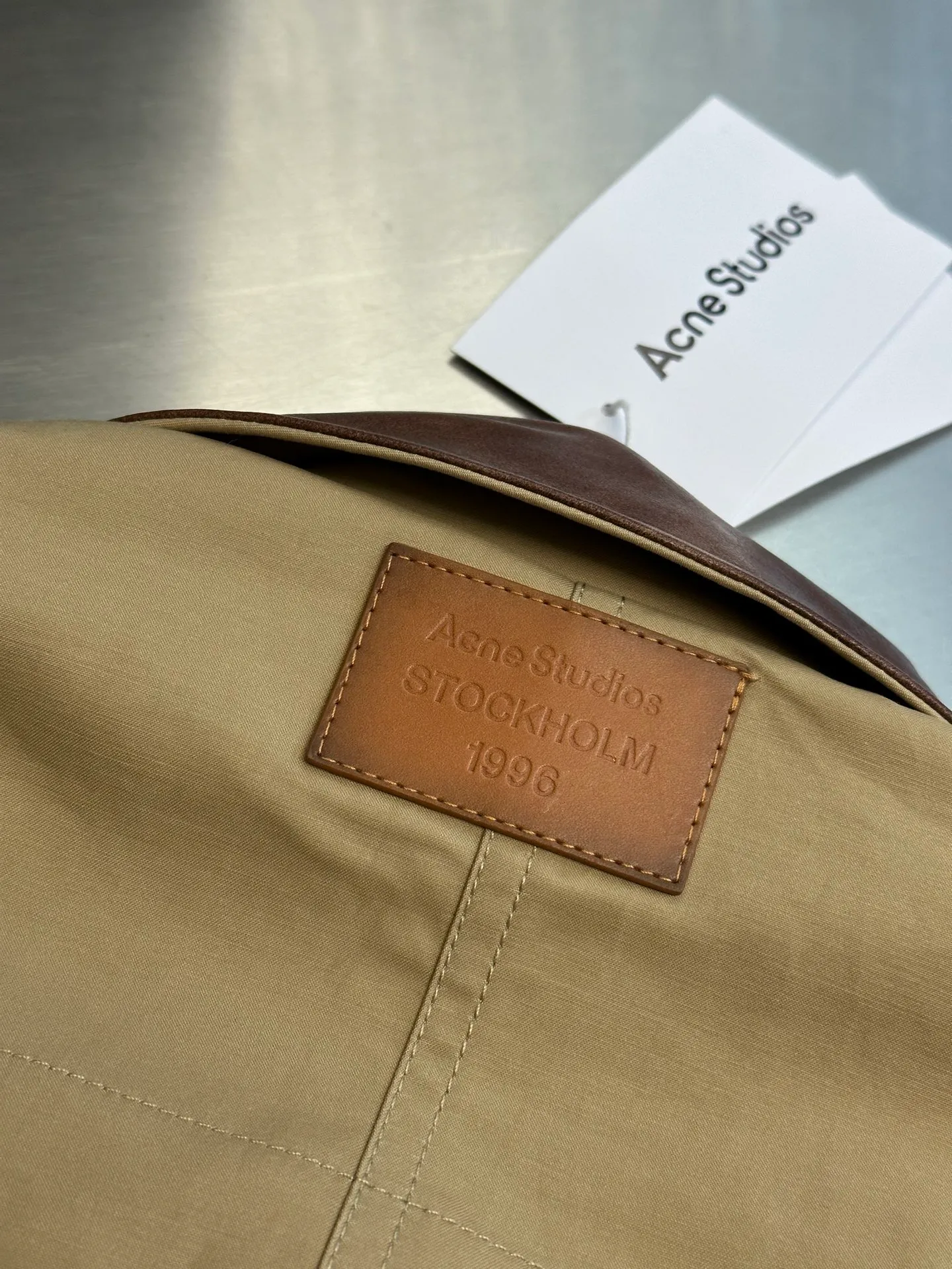 Ac Studios leather logo twill jacket is made of 100% fine cotton high-density plain weave, cotton twill woven lining, quilted washed cotton, Meili PU leather, template embroidery, fabric enzyme wash size: 42 44 46 48